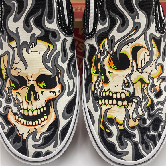 Vans Men’s Classic Slip-On
Flame Skull Black/True White
VN0009Q7BMX Sneakers - Picture 3 of 16